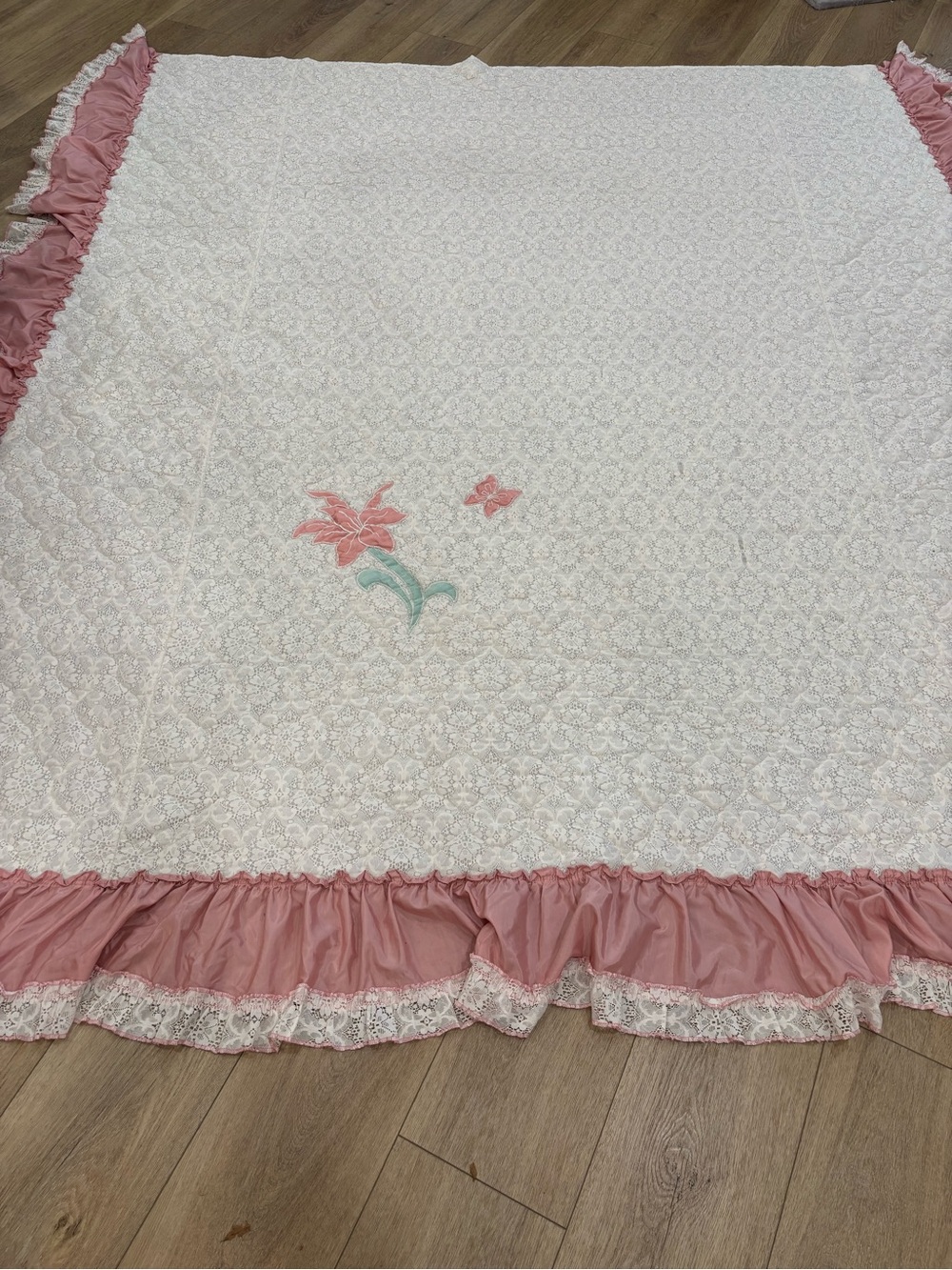 Vintage Pink Trim White Lace Quilted Bedspread with Floral Embroidery
